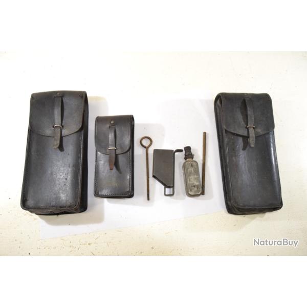 Ensemble MAT49 MAT 49 cuir noir, porte chargeurs + �tui chargette et nettoyage huilier. Gendarmerie?