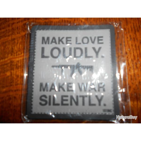 PATCH EN 3D   ET  PVC - make love loudly  - VELCRO AU VERSO