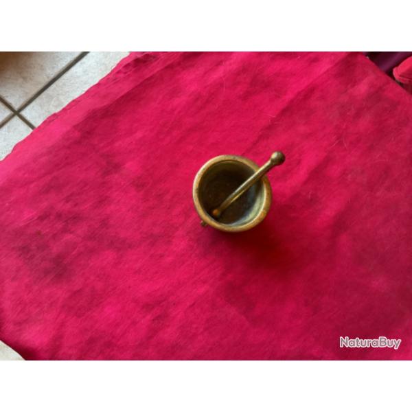 Petit mortier en laiton avec son pilon sculpt�, pas de prix de r�serve