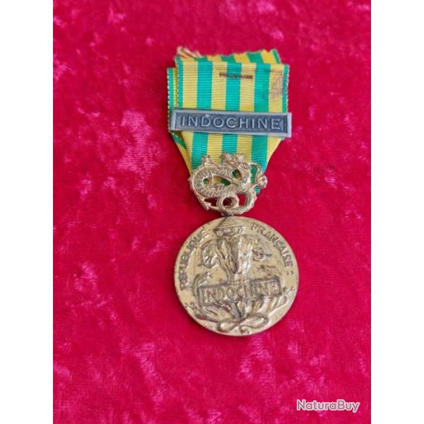 M�daille comm�morative INDOCHINE avec agrafe INDOCHINE en bronze dor�