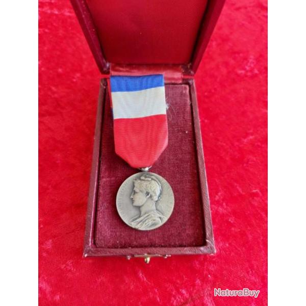 M�daille du travail et de la s�curit� sociale en bronze avec bo�te A CAILLOU 1950