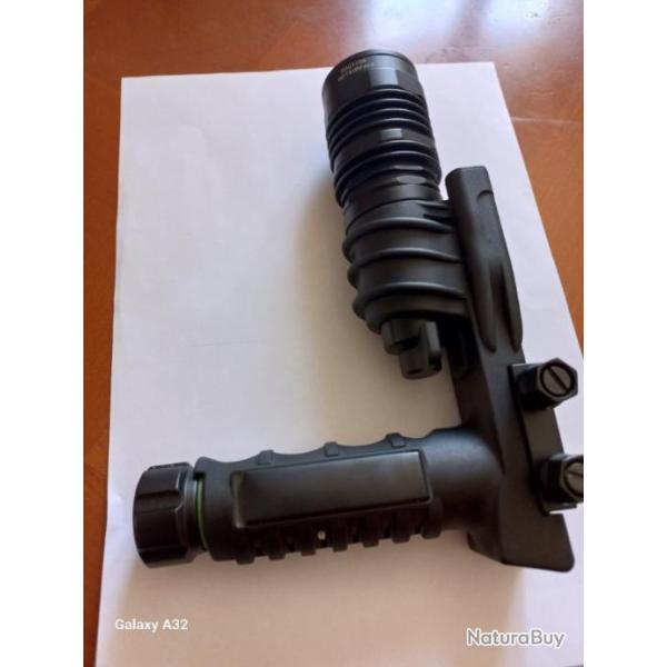 Vend lampe torche avec poign�e pour art_15 m4 Sdi poss�dant un picatinny  prix 110 euros  .