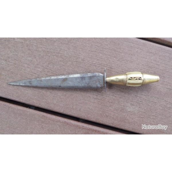 RARE DAGUE ANCIENNE ESPAGNE ET/OU DE PROSTITUEE ACIER LAITON OS?