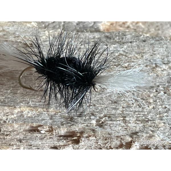 mouche Truite Bomber Noir hame�on num�ro 12