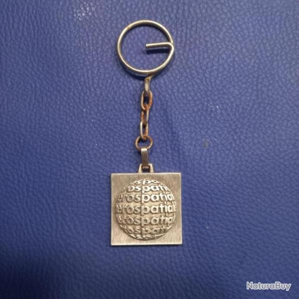 joli porte clef " AEROSPATIAL " & " ENGINS TACTIQUES "   1980