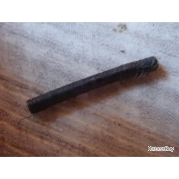 Axe, goupille pour arme. L : 17,82 mm. � 1,8 mm