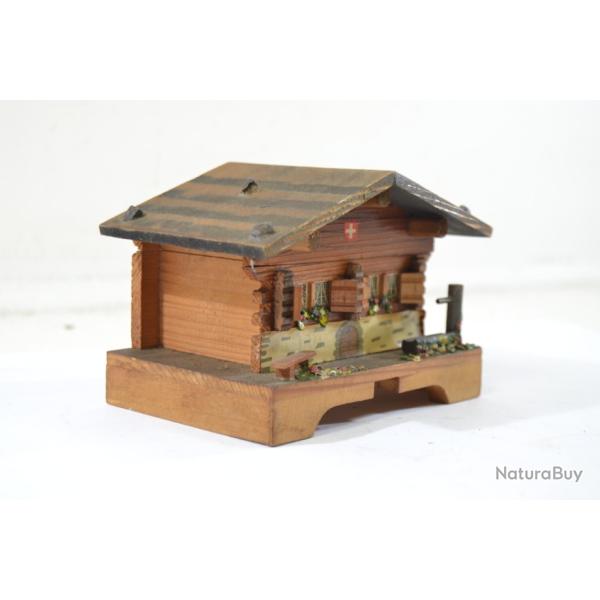 Petite boite � musique chalet Suisse, ann�es 1980. Brahms Lullaby, m�canisme � restaurer. vintage