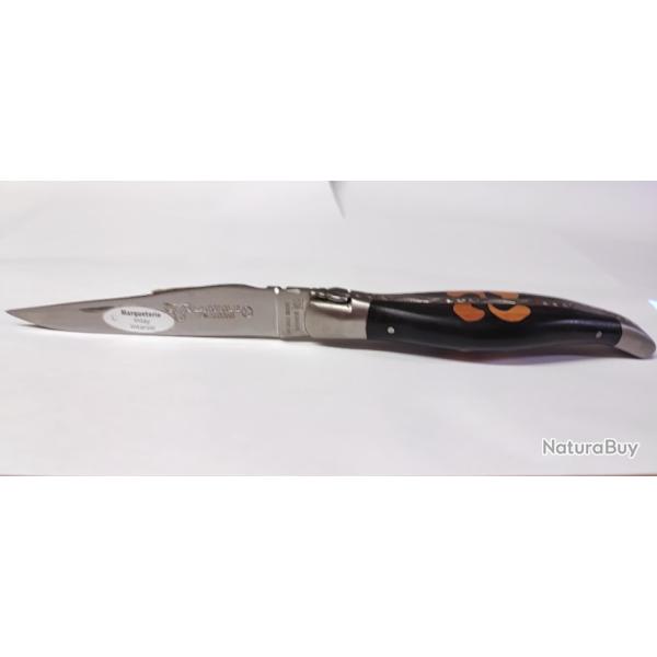 COUTEAU LAGUIOLE EN AUBRAC MARQUETERIE CROIX BASQUE