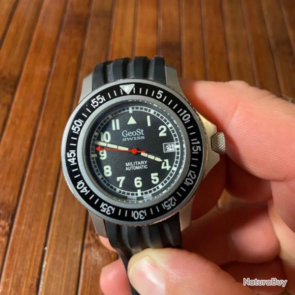 MONTRE ROBUSTE ET FIABLE SWISS MILITARY PROFESSIONAL DIVER 200 M�TRES AUTOMATIC COMMANDO