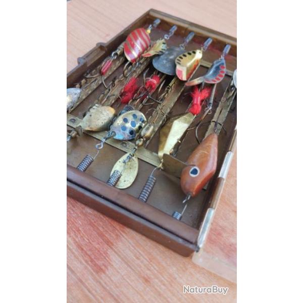 Une bote de 12 leurres de pche de la marque Fario , pour collection , fabrication+- 1970 .