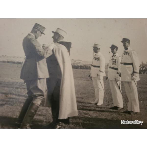 Photo remise de m�daille G�n�ral, troupe d'Afrique (SPAHIS?)