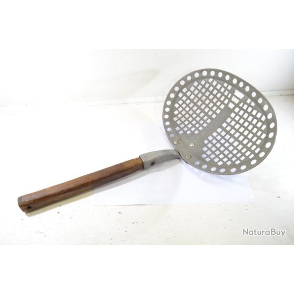Ancienne grande louche / passoire de cuisine collective. Cuill�re �cumoire pelle ajour�e. Cuisine