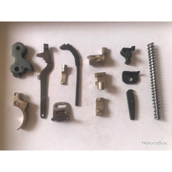Grand rare Lot de pieces d�tach�es de pistolet CZ 50