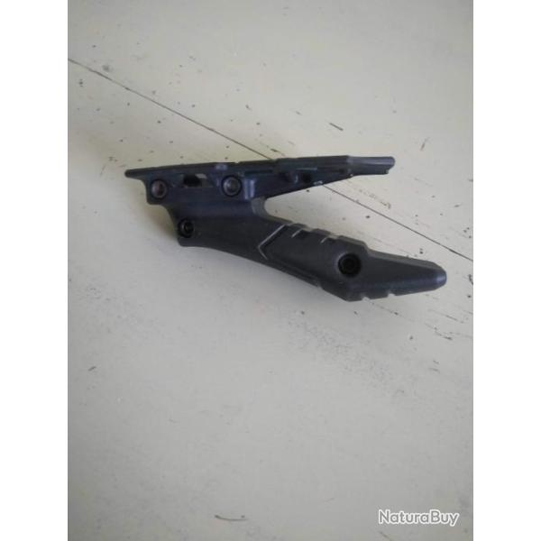 Poign�e inclin�e avec garde main | Picatinny et 11mm