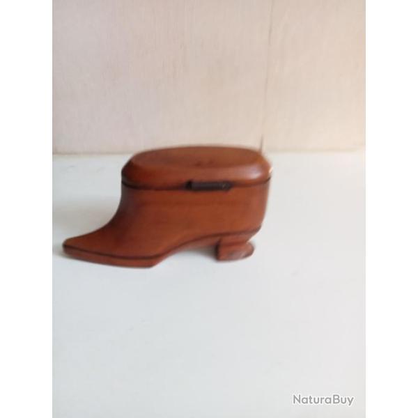 tabatiere a pris� en forme de chaussure en bois ouverture � droite longueur 11,5 cm, art populaire
