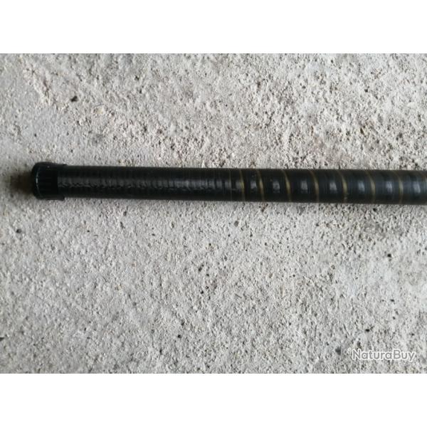 UNE CANNE A PECHE TELESCOPIQUE