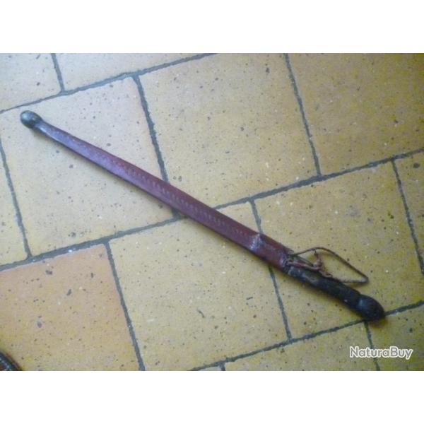 Sabre africain , lame acier , fourreau et poign�e en cuir