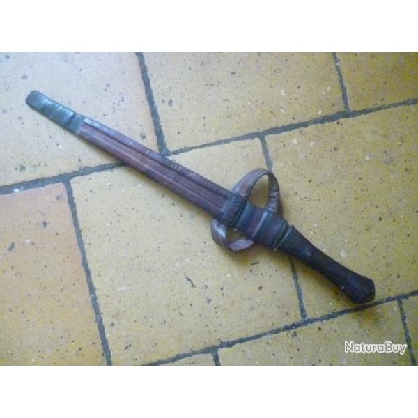 Poignard de bras africain  , fourreau et poign�e en cuir , lame en acier