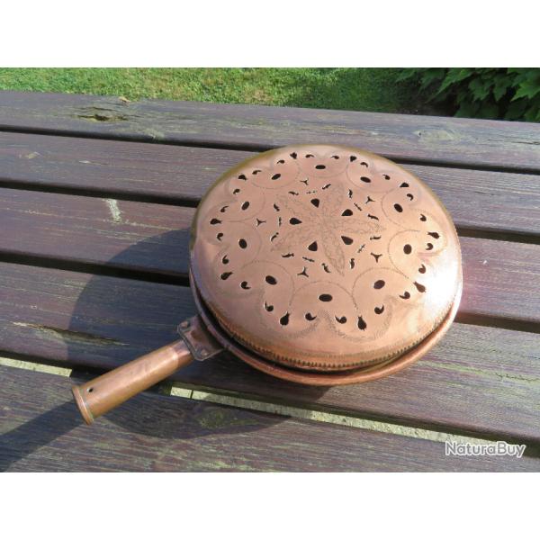 Ancienne grande bassinoire/chaufferette chauffe-lit en cuivre rouge, � d�cor de motif grav�e -FRANCE