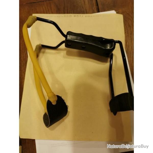 LANCE PIERRE OU FRONDE. avec repose bras repliable