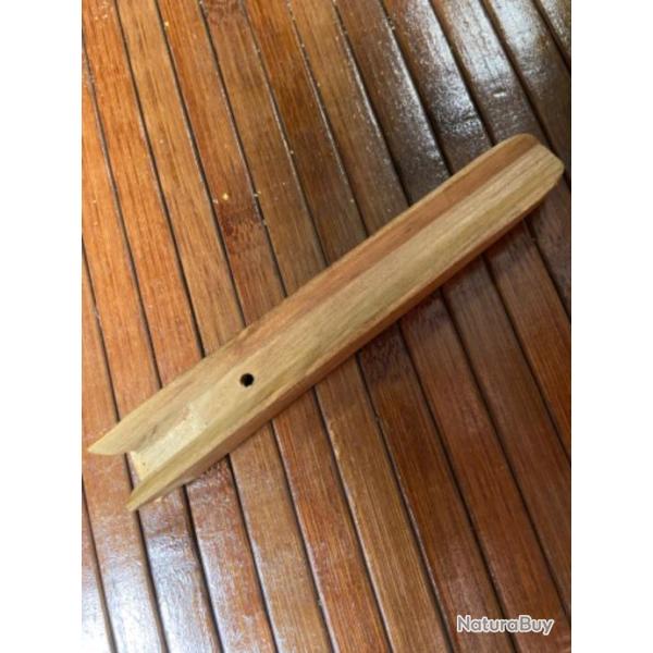 LONGUESSE EN BOIS � IDENTIFIER