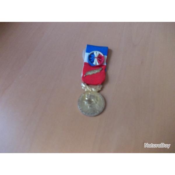 MEDAILLE D OR DU TRAVAIL AVEC ROSETTE