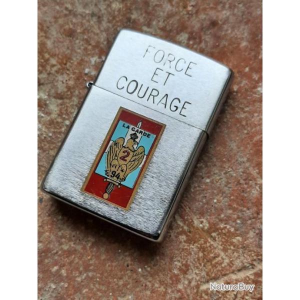 Beau Zippo militaire insigne fran�ais, attribu� et dat� "Force et courage". Souvenir de r�giment.