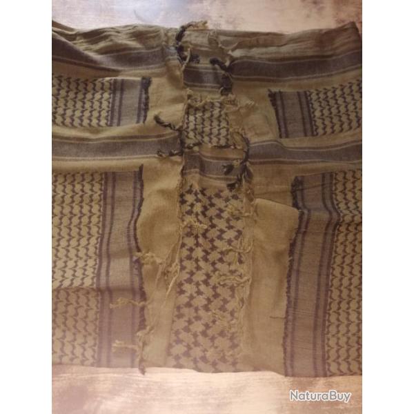 Keffieh ou foulard arabe tactique vert.