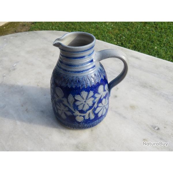 Ancien pichet en gr�s au sel d'Alsace � d�cor floral sur fond bleu cobalt verniss�-Alsace(Vers 1950)