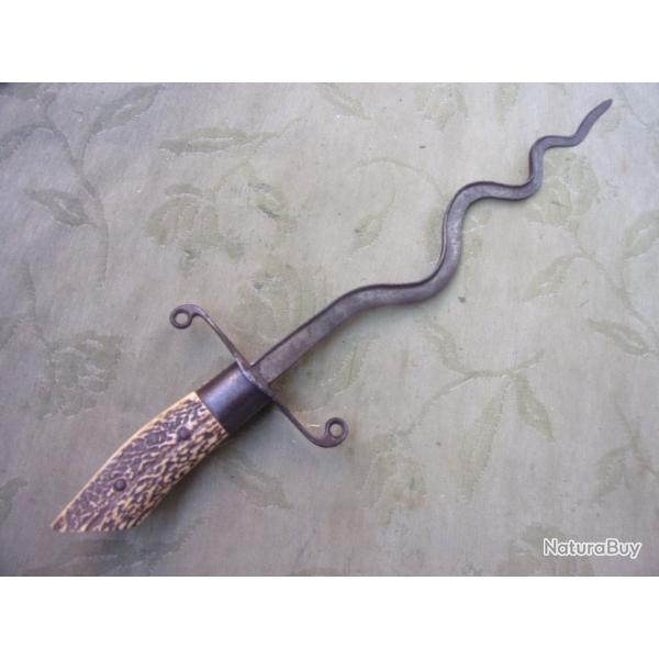 grande dague de chasse � lame flamboyante