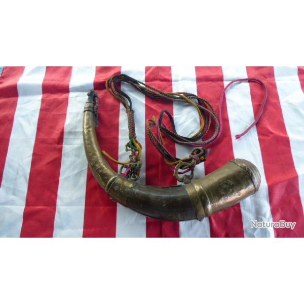 POIRE A POUDRE VIDE ANCIENNE CORNE MAROC ou AFRIQUE DU NORD?