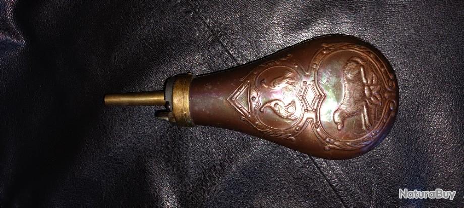 Un récipient à poudre en laiton et cuivre