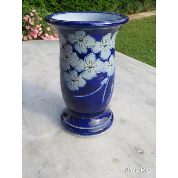 Ancien vase en gr�s au sel d'Alsace � d�cor fleuri sur fond bleu cobalt verniss� - Alsace(Vers 1950)