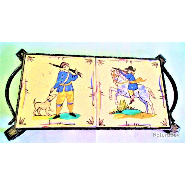 Dessous de plat carreaux de c�ramique du 19� si�cle sc�nes de chasse et armature m�tal forg�
