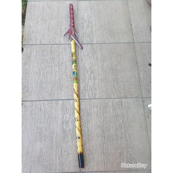 SUPERBE  BATON  DE  MARCHE  ARTISANAL  .   MOTIF  PEINT    ,  GRAVURES , POIGNEE  CUIR .