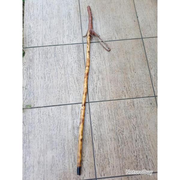 BATON  DE  BALADE   AVEC DECORATION  .  POIGNEE  CUIR  AVEC  RIVETS  .  JAMAIS SERVI  .