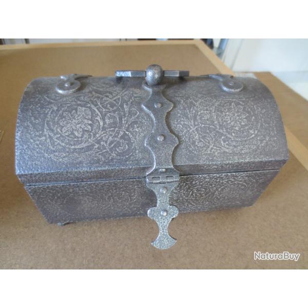 ancien coffret fer grav� � l'acide