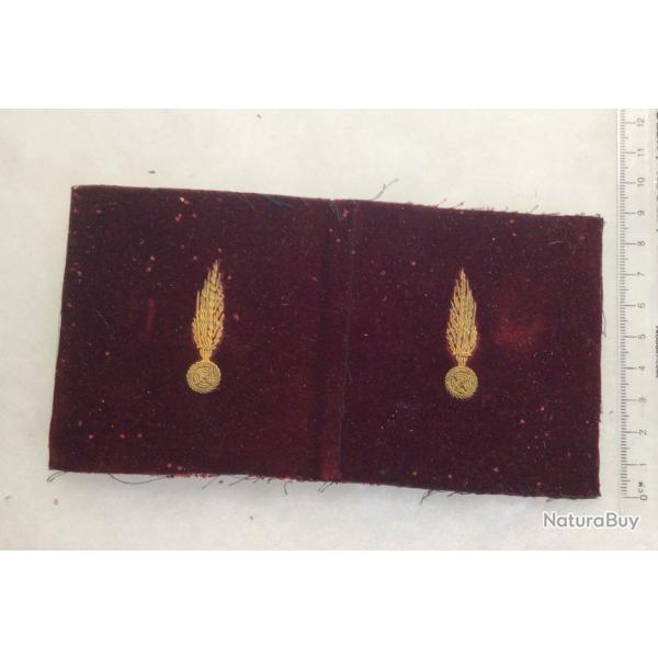 FRANCE - PAIRE DE PATTES DE COL � SANTE � fond velour � construire