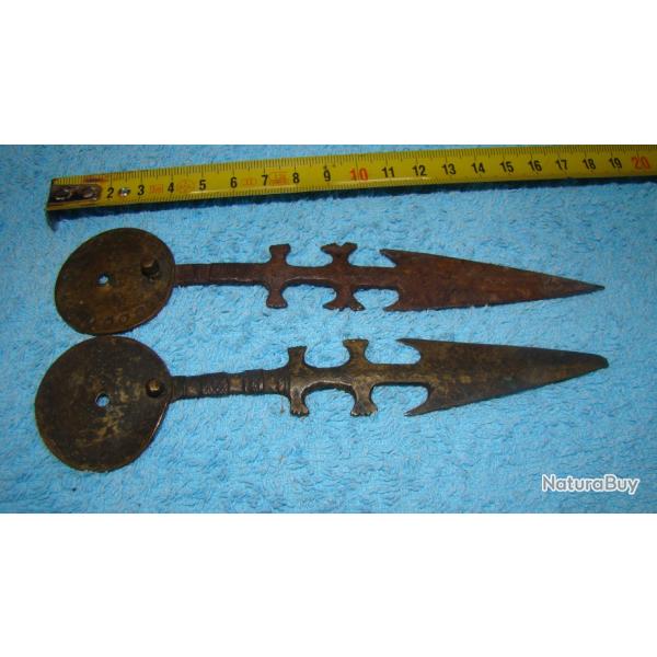 PAIRE DE POINTES DE FLECHES  identifier