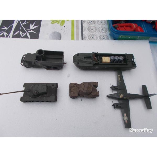 lot divers v�hicules militaires DINKY TOYS,bon �tat