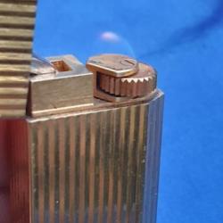 Briquet Must de Cartier plaque or&Eacute;tat neuf pour son &acirc;ge, ann&eacute;es 60/70 avec un atypique petit cube PL