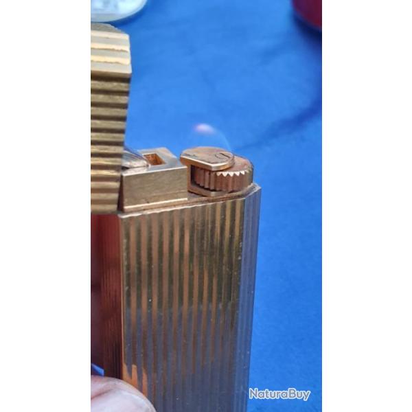 Briquet Must de Cartier plaque or�tat neuf pour son �ge, ann�es 60/70 avec un atypique petit cube PL