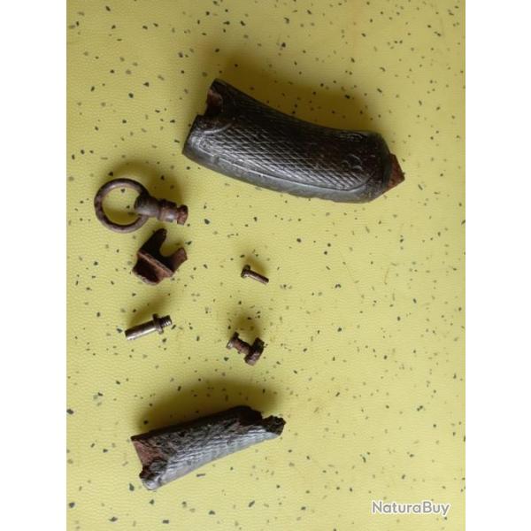 Lot de pi�ces diverses pour revolver d ordonnance mod�le 1892.