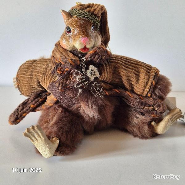 Petit �cureuil habill� en rouge, poil doux,  soyeux,  et velours chic, Les jambes sont mobiles