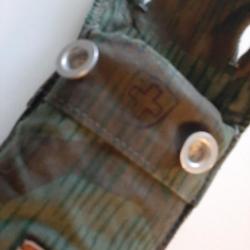 Sac camoufl&eacute; avec piquets de tente et mat, complet. Arm&eacute;e suisse. P&eacute;riode inconnue. Superbe ensemble