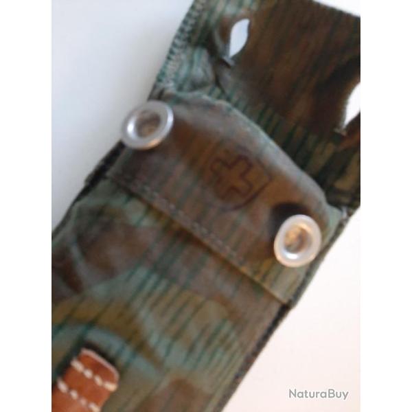 Sac camoufl� avec piquets de tente et mat, complet. Arm�e suisse. P�riode inconnue. Superbe ensemble