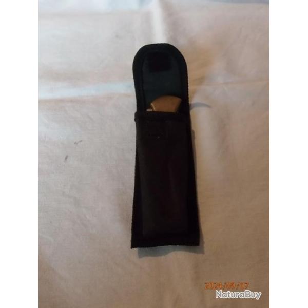 Etui pour couteau pliant.