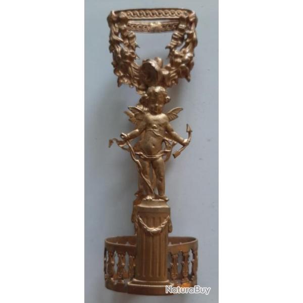 Magnifique chappe ancienne en laiton dor� pour dague ou �p�e militaire de grande luxe .