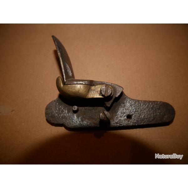 Bassinet laiton et batterie d'arme � silex � identifier (fusil ou pi�ce d'artillerie?)