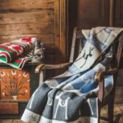 Plaid en laine vierge motifs na&icirc;fs rennes gris rouge ou gris bleu gris antra et bleu